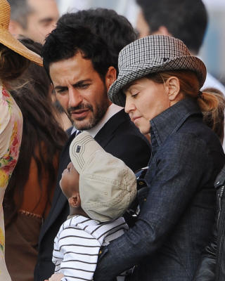 NUMMER TRE: Madonna p� tredjeplass, her med adoptivs�nnen David og designer Marc Jacobs.