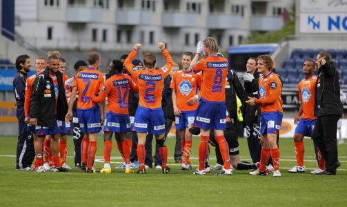 Aalesund Henrik Hoff, klubbdirekt�r  - Vi ligger litt etter i forhold til sponsorbudsjettet, �n til to millioner. Alt er t�ffere rundt oss, men det kan rette seg opp. Publikumsmessig er vi nesten der vi skal v�re. I snitt ligger vi 120 tilskuere bak budsjett p� hver hjemmekamp. Det kan rette seg opp med �n utsolgt kamp. Vi f�ler at vi har kontroll, men ser p� hvor vi kan spare kostnader. Vi har ikke gjort noen endringer i forhold til budsjettet.