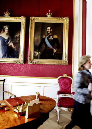 �pner d�rene: ��pent Slott� begynner 20. juni. Kultursjef ved Slottet, Maisen Bonnevie, gj�r klart til de 30 000 bes�kende som kommer innom for eksempel
Bernadottesalongen. Her henger bilder av de f�rste som tok Slottet i bruk for 160 �r siden: Kong Oscar I og dronning Josefine.