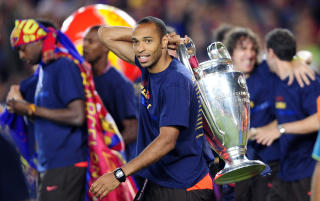 EUROPAS BESTE LAG: Her feirer Barcelonas Thierry Henry finaleseieren mot Manchester United. Riise har fulgt klubben hele sesongen - foran TV-en. Foto: AP/Manu Fernandez