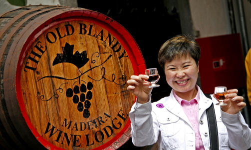 POPUL�R VIN: Vinsmaking er popul�rt blant turistene som bes�ker blomster�ya Madeira. De rikeste fruene drar hjem med kostbar vin i bagasjen for � bruke den som parfyme. Foto: Eivind Pedersen