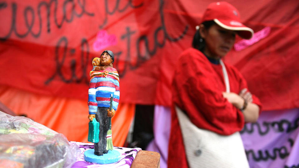 MINI-PRESIDENT: Mujeres Creandos har laget en miniatyrfigur av Bolivias president Evo Morales som ansvarsfull familiefar. I h�nda holder han en sopelime, og p� ryggen b�rer han en baby innsv�pt i en t�yduk p� samme vis som landets indianerkvinner b�rer sine barn.