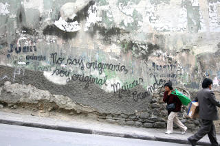 GRAFITTI: �Jeg er ikke urbefolkning, jeg er meg selv�. En av Mujeres Creandos mange graffitimalerier i La Paz. Kollektivet mener at de andinske kulturene underordner kvinner.
