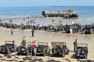 KLAR TIL MARKERING: Kj�ret�y fra andre verdenskrig er oppstilt p� stranda Arromanches-les-Bains i forbindelse med 65-�rsdagen. Foto: AFP/MYCHELE DANIAU