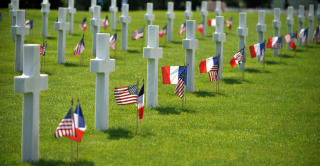 OFRE: Gravlunden i Colleville-sur-Mer, en av de st�rste i Normandie, minnes de som falt p� D-dagen. Foto: AFP/MYCHELE DANIAU