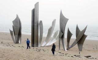 OMAHA BEACH: Skulpturen De modige er oppf�rt p� denne stranda til minne om de som falt. Foto: AP/Remy de la Mauviniere