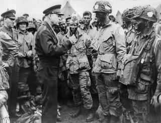 �VERSTKOMMANDERENDE: Den amerikanske generalen Dwight D. Eisenhower instruerer fallskjermjegere et sted i England 6. juni 1944. Et halvt �r tidligere hadde han f�tt oppgaven med � lede operasjonen. Foto: AFP