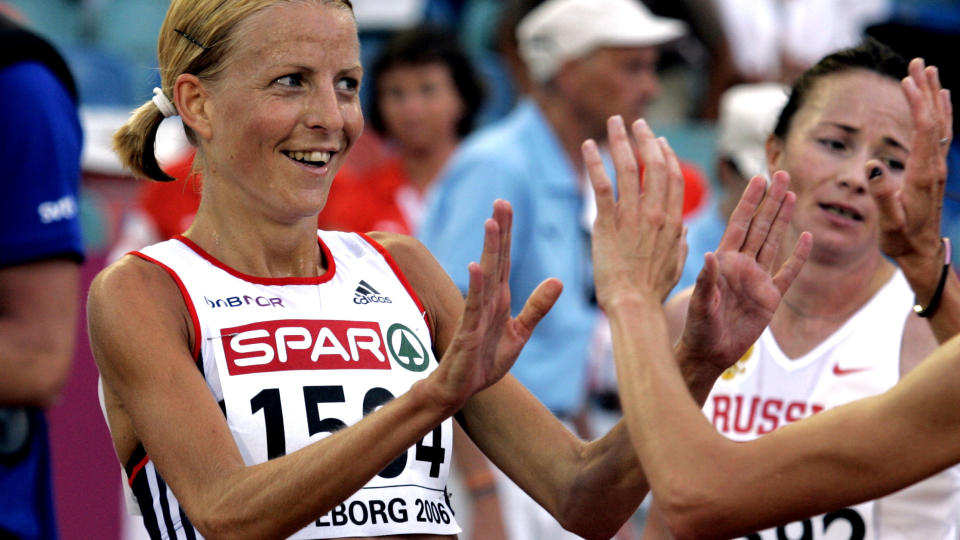 S�LVJENTA: Susanne Wigene smilte bredt etter � ha tatt s�lv p� 10 000 m under EM i Friidrett i 2006. Foto: Cornelius Poppe / SCANPIX
