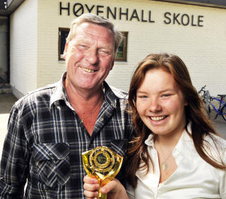 TO FORBILDER: Som fersk skolevaktmester p� 80-tallet, ble Erik Lund raskt lei av � bruke arbeidstida p� un�dvendig h�rverk. Han innkalte til m�te med ungdomskoleelevene og innstiftet en pris til den eleven som oppf�rte seg mest �lreit - utenfor klasserommet. Vaktmesterprisen ble en suksess. - Den har gjort det popul�rt � v�re snill, sier Marthe �vrum som onsdag ble tildelt den 25. prisen. Foto: Erik Berglund