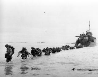 TYSKERNE TATT P� SENGA: Etter massiv villedning ante de ikke hvor fl�ten skulle g� i land og Rommel hadde permisjon. Tyskerne visste de f�rste dagene etter D-dagen at det var n� det gjaldt. Foto: AP/Bert Brandt
