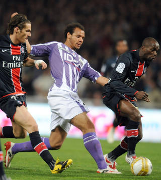 BRAATENS COMEBACK: Sesongen i Frankrike har v�rt en gedigen opptur for Braaten etter et mislykket opphold i Bolton. Her er det PSG-spillerne Claude Makelele (t.h.) og Ceara (t.v.) som pr�ver � stoppe ham. Foto: Pascal Pavani, AFP/Scanpix