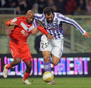 TRENGER TILLIT: Braaten mener tilliten han har f�tt har �ren for gode prestasjoner. Her skubber han seg forbi Valenciennes midtbanespiller  Jeovanio.Foto: Pascal Pavani, AFP/Scanpix