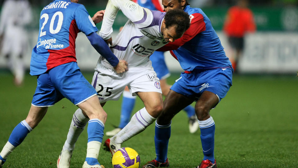 KJEMPEKREFTER: Daniel Braaten bruker muskler for � slippe fri fra Caen-duoen Reynald Lemaitre og Jeremy Sorbon.Foto: Kenzo Tribouillard, AFP/Scanpix