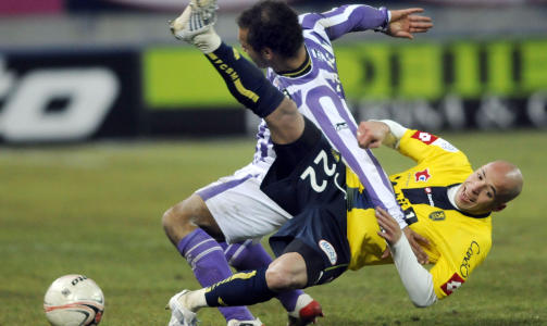STOPP: Endelig en forsvarer som ser ut til � klare � stoppe Braaten. Skal vi tippe at v�r mann fikk frispark i denne duellen med Sochaux-forsvarer Yassin Mikari?Foto: Foto: Sebastien Bozon, AFP/Scanpix