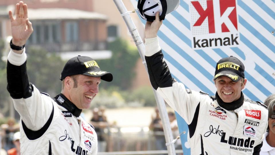 PRIVAT SUKSESS: Her jubler Petter Solberg (t.h) og kartleser Phil Mills for tredjeplassen i Rally Sardinia. Foto: REUTERS/Giampiero Sposito