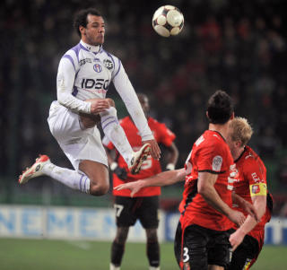 FLYR H�YT: Rennes-forsvarerne lurer p� hvordan de skal stoppe en flyvende Daniel Braaten.Foto: Frank Perry, AFP/Scanpix