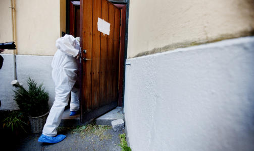 SJOKK: Naboene i Holtegata beskriver H�gsnes som en sv�rt vennlig og medmenneskelig mann. Her er en krimtekniker p� vei inn i leiligheten. Foto: Kyrre Lien / SCANPIX