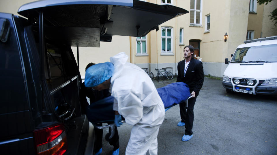 FORGIFTET: En av de d�de blir hentet ut fra leiligheten p� Frogner i Oslo der ekteparet ble funnet d�de. Politiet etterforsker d�dsfallene som mistenkelige.
Foto: Kyrre Lien / SCANPIX
