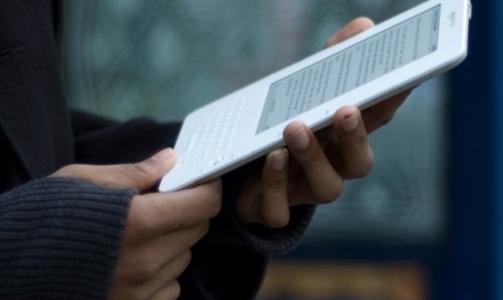 KLAR ENER: Konkurrerende lesebrett har eksistert i en �rrekke, men det er f�rst med Kindle at temperaturen rundt eboka er begynt � stige. Foto: AMAZON