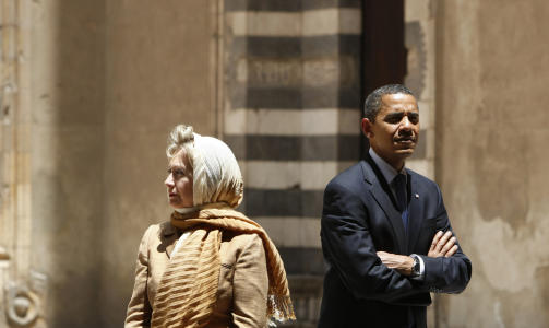 P� VISITT: Utenriksminister Hillary Clinton og Barack Obama p� omvisning i Sultan Hassan-moskeen i dag. Foto: AP Photo/Gerald Herbert/SCANPIX