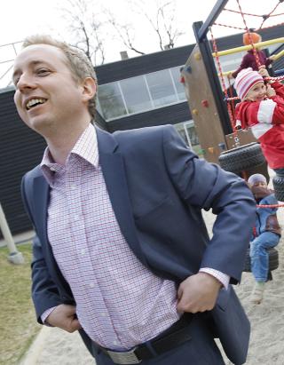 MAKSPRISPRINSEN: Kunnskapsminister B�rd Vegar Solhjell, her i Sognsveien barnehage. Foto: Heiko Junge / SCANPIX