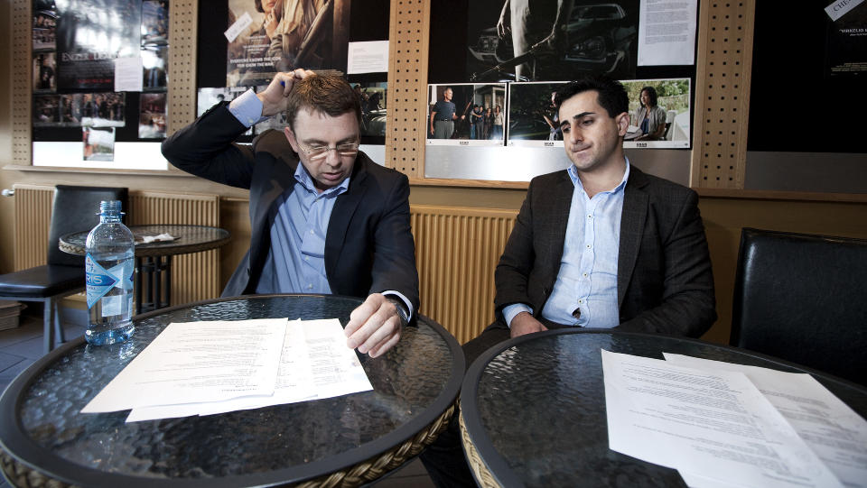 BESTO: B�de NOAS-sjefen Morten Tjessem og SV-politiker og kurder, Amir Payan besto H�yres statsborgertest. Fra 2011 vil regjeringen ha p� plas en test for alle nye nordmenn. De to er helt uenige om det er en god id�. Foto: Henning Lilleg�rd