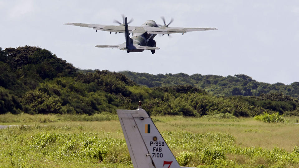 SKAL LETE: Et brasiliansk Air Force C-105-fly tar av fra Fernando de Noronha-flyplassen i Brazil. Flyet skal til Atlanterhavet for � lete etter flere vrakrester av Air France-flyet som forsvant mandag. Foto: AFP