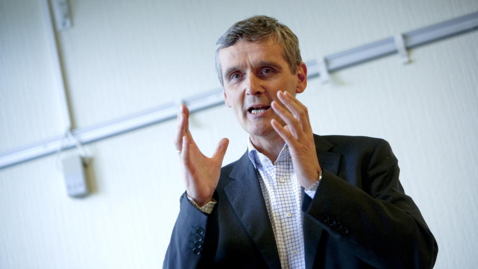 DIGITALISERING: Kringkastingssjef Hans-Tore Bjerkaas og NRK vil reindyrke rikskringkastingas flerkanalprofil - og forutsetter at alle kan se motta NRK3/Super fra nytt�r. Foto: STIAN LYSBERG SOLUM/SCANPIX