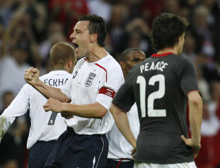 SLO TIL BAKE MED SCORING: John Terry reiste seg etter Champions League-finaletapet i fjor, og scoret i den p�f�lgende landskampen mot USA. Foto: AFP