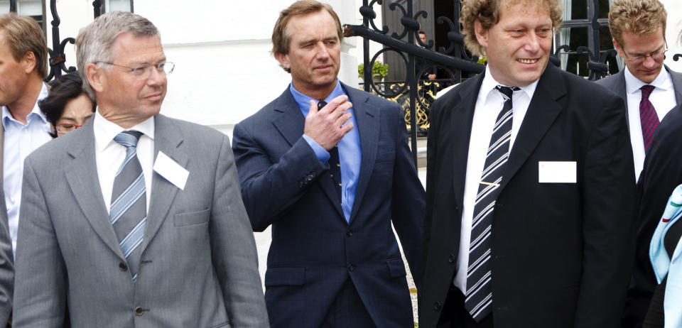 KJENT MILJ�PROFIL:
Kjell Magne Bondevik (f.v.), Robert F. Kennedy jr.  og Frederic Hauge under en fotosession av deltakerene under CC9 Climate Conference p� Hafslund Hovedg�rd i Sarpsborg i ettermiddag. Foto: SCANPIX