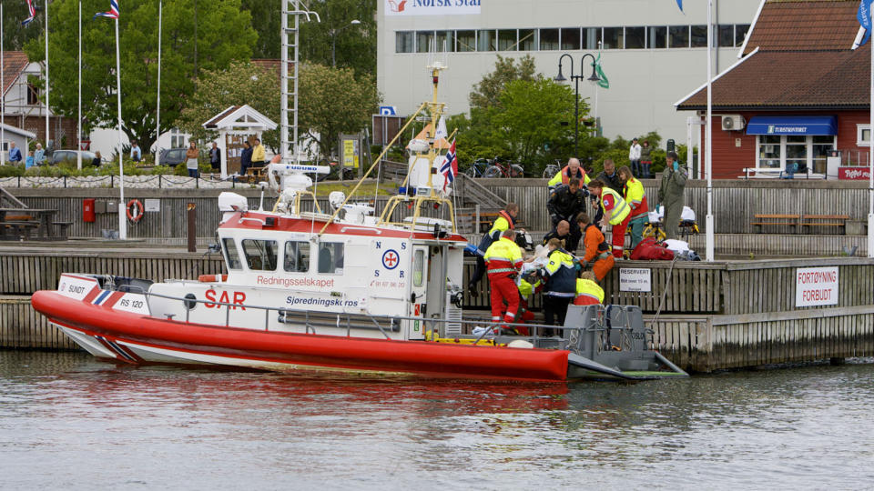 FALT I VANNET: En fisker falt i sj�en i Oslofjorden. Foto: Peder Gjers�e