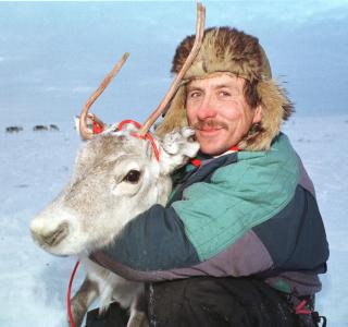 STUSSER: Reineier og Leder i Norske Reindriftssamers Landsforbund, Nils Henrik Sara, er overrasket og forundret over forslaget om � kutte antall tamrein. FOTO: SCANPIX