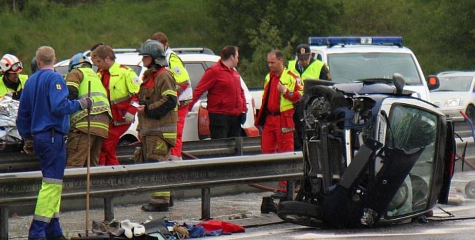 E6 STENGT: En personbil kolliderte med en fjellvegg og ble skj�vet i autovernet fire felt bort.  Foto: SVEIN GUSTAV WILHELMSEN