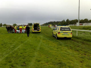JOCKEY MED BRUDD: Ambulanse s�rget for at to av jockeyene fikk behandling p� sykehus. Foto: Bengt Berg