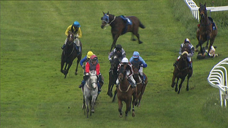 DRAMATISK: Her har Handsome Boy snublet. Hesten ble seinere avlivet. Jockeyen Per-Anders Gr�berg p�dro seg to sm� brudd i ryggen i ulykke. Foto: MEDIATEC BROADCAST