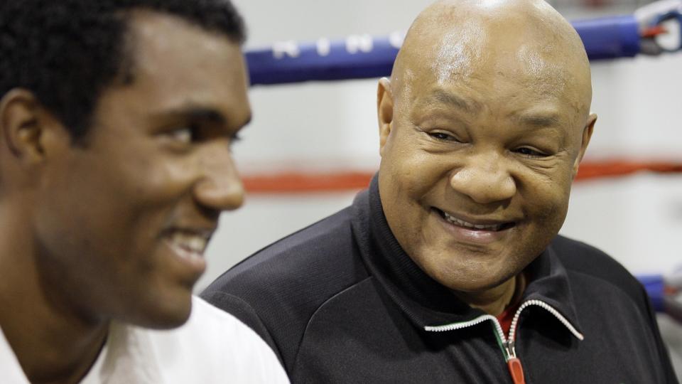 STOLT PAPPA: George Foreman har pr�vd � holde barna unna bokseringen, men George Foreman III er n� klar for tungvektsdebut. Foto: SCANPIX/AP/David J. Phillip