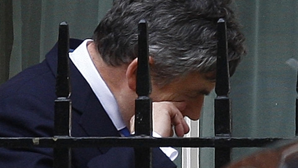 I HARDT V�R: Storbritannias statsminister Gordon Brown f�r stadig flere kritiske tilbakemeldinger, blant annet fra arbeidsminister James Purnell, som trakk seg i g�r. Foto: REUTERS/SCANPIX