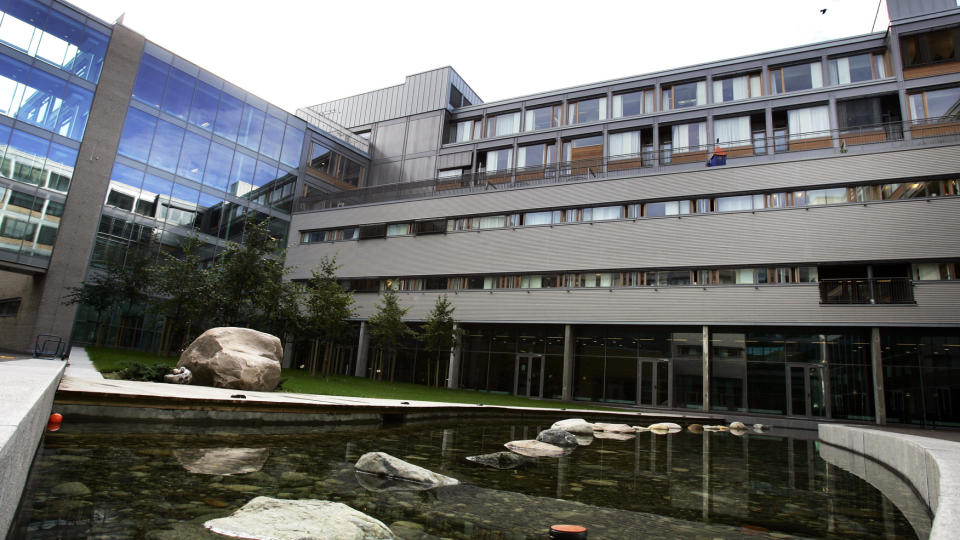 SVINEINFLUENSA: Her p� St. Olavs Hospital i Trondheim er en kvinne i 20-�rene smittet av H1N1-viruset, den s�kalte svineinfluensaen.
Foto: Gorm Kallestad / SCANPIX .