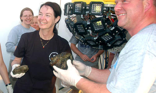 PR�VER FRA DYPET: Biolog Tim Shank og geolog Patty Fryer viser fram noe av det ub�ten tok med seg til overflaten.Foto: Barbara Fletcher, SPAWAR Systems Center Pacific