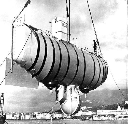 N�DDE BUNNEN I 1960: Bare en gang har en bemannet ub�t g�tt ned til bunnen av Challenger-dypet. En sveitsisk forsker og en amerikansk l�ytnant dro ned med ub�ten �Trieste� i januar 1960.Foto: US NAVY