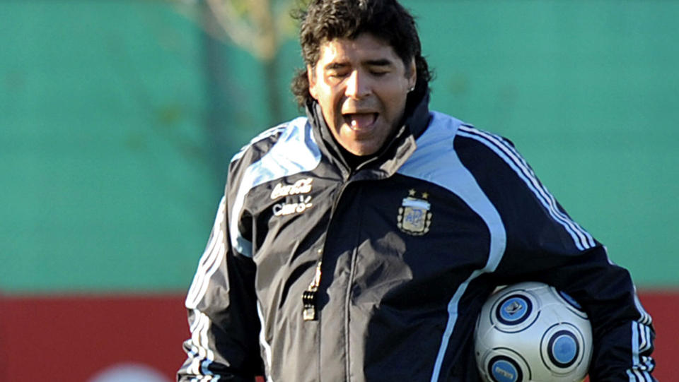 IKKE FORN�YD I BUENOS AIRES: Landslagssjef Diego Maradona h�per laget f�r mer st�tte i Rosario. Foto: AFP/DANIEL GARCIA