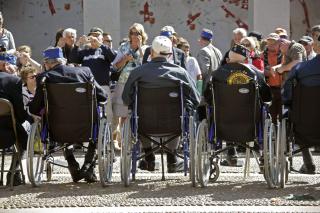 FEIRET P� FORH�ND: Amerikanske veteraner fra andre verdenskrig deltok i en markering ved den amerikanske gravlunden i  Colleville-sur-Mer torsdag denne uka. Foot: REUTERS/Mal Langsdon