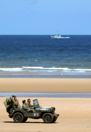 FORBEREDER MARKERINGEN: En amerikansk jeep p� stranda i Saint-Laurent-sur-Mer i Normandie. Foto: AFP/JOEL SAGET