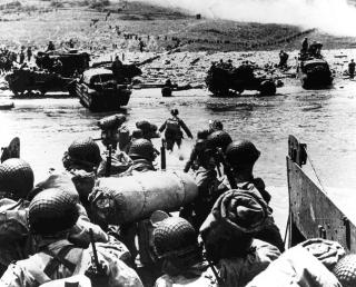 TEMA I MANGE FILMER: Den allierte landgangen i Normandie er filmatisert mange ganger. Bildet viser amerikanske soldater p� vei mot land for 65 �r siden. Foto: AP