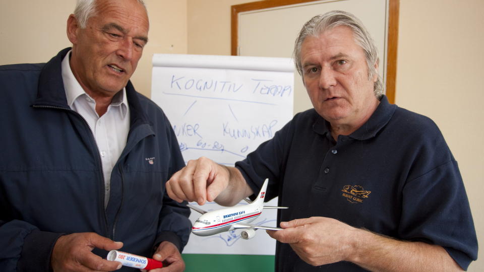 TERAPI:  Petter Corneliussen (t.h) driver Flight Clinic, som kurerer flyskrekk, p� Kjevik utenfor Kristiansand. I g�r startet han oppl�ringen av nyansatte David Stamnes. Foto: Tor Erik Schr�der