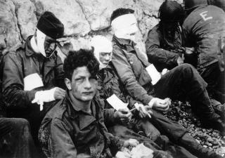 SKADDE: Amerikanske soldater p� Omaha Beach ventet p� evakuering 6. juni 1944. Foto: AP