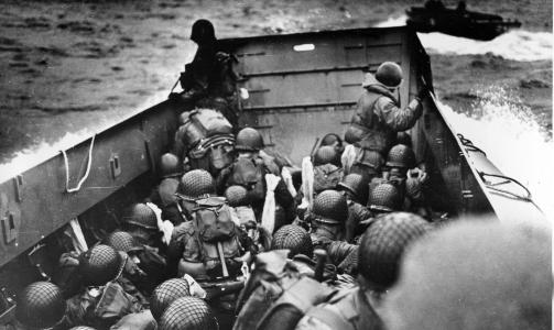 FRAM OG TILBAKE OVER DEN ENGELSKE KANAL: Et amerikansk kystvaktskip med soldater p� vei mot Normandie. 85 prosent av de amerikanske soldatene som d�de var infanterister. De fleste av dem var reservesoldater. Overlevde man f�rste uka var sjansen st�rre for � komme seg ut av det i live. Foto: AP