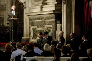 MINNESTUND:  Den franske utenriksministeren Bernard Kouchner (t.v) snakker under en minnestund i Rio de Janeiro, Brasil, i g�r. Foto: Antonio Lacerda/Epa