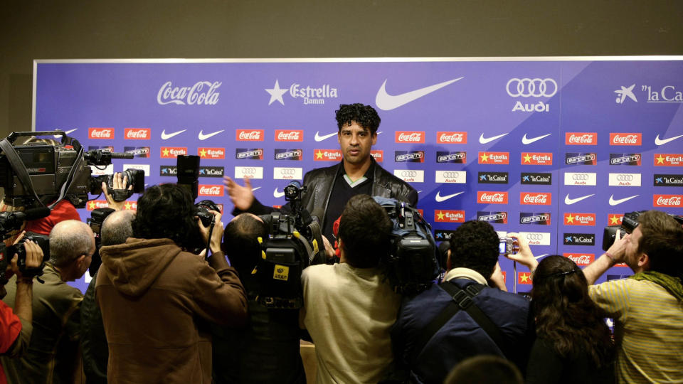M�TTE G�: Frank Rijkaard sikret b�de ligagull og Champions League-seier for Barca. I mai i fjor fikk han likevel fyken. Foto: REUTERS/Gustau Nacarino