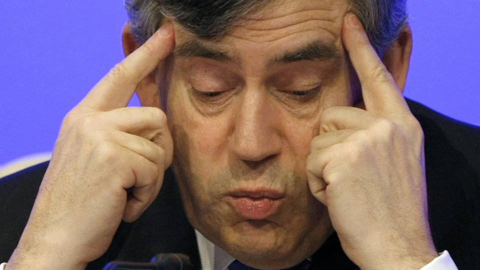 HODEPINE: Storbritannias statsminister Gordon Brown er i en skvis om dagen, etter at flere trukket seg fra regjeringen hans.  Foto: REUTERS/Phil Noble/SCANPIX